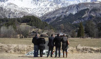 Familiares de v&iacute;ctimas, ante el monolito erigido en Le Vernet (Francia).