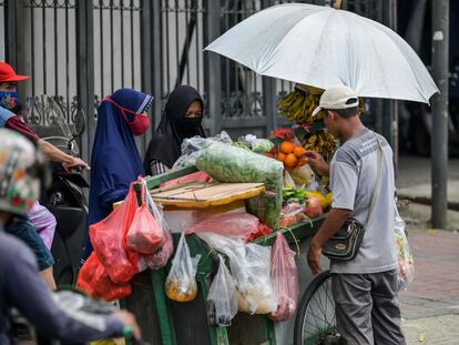 Un vendedor ambulante de fruta, la semana pasada en Yakarta (Indonesia).