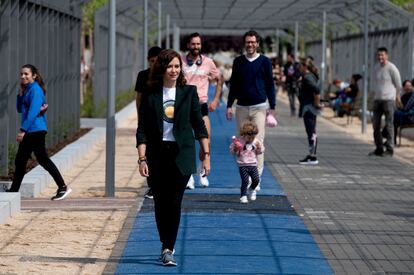 La presidenta de la Comunidad de Madrid y candidata del PP, Isabel Díaz Ayuso, pasea por el parque de Santander, en el distrito capitalino de Chamberí.
