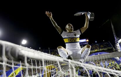 Carlos Tevez celebra el triunfo en la Bombonera.