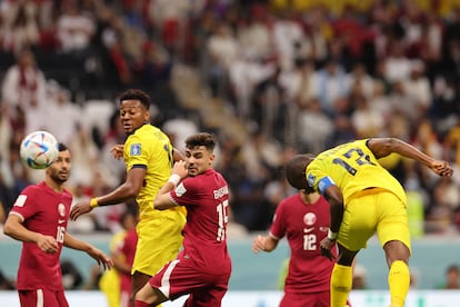 Enner Valencia (a la izquierda) marca su primer gol de cabeza.