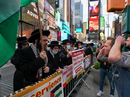 Judíos ultraortodoxos propalestinos se enfrentan a otros partidarios de Israel en Nueva York, el pasado 12 de mayo.