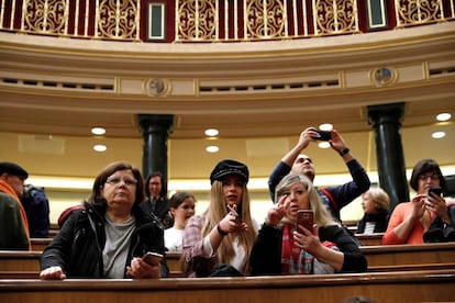 Un grupo de visitantes toma fotografías en el hemiciclo del Congreso en la tradicional jornada de puertas abiertas.