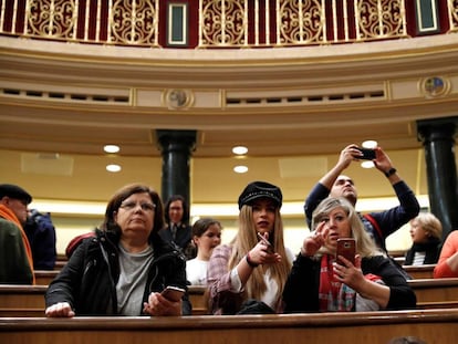 Un grupo de visitantes toma fotografías en el hemiciclo del Congreso en la tradicional jornada de puertas abiertas.