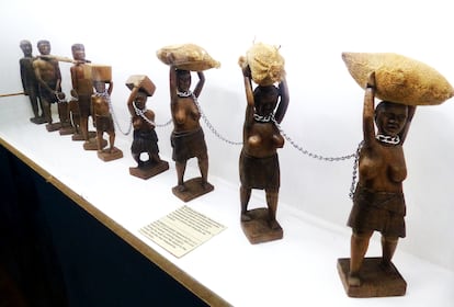 Figuras expuestas en el Museo Nacional de la Esclavitud de Angola, en Luanda.