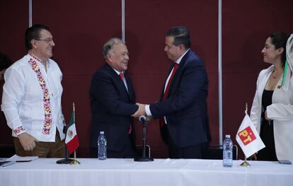 Ricardo Mejía le da la mano a Alberto Anaya Gutiérrez, dirigente del PT