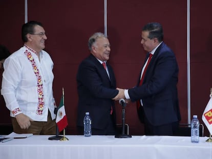 Ricardo Mejía le da la mano a Alberto Anaya Gutiérrez, dirigente del PT, durante el acto en que anunció su candidatura, el 13 de enero.