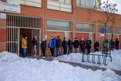 Vecinos hacen cola para entrar al Centro de Salud Cuzco de Fuenlabrada en Madrid.