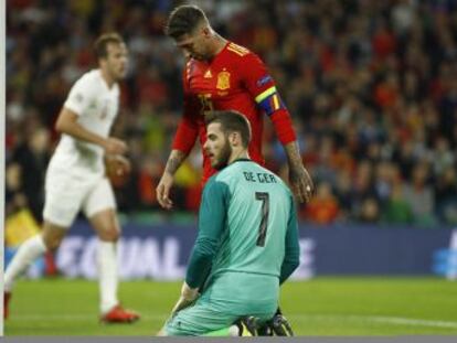 Inglaterra aplica la fórmula más simple para exponer al error a Ramos y Busquets que, faltos de suficientes cómplices en Sevilla, perdieron 30 balones entre ambos