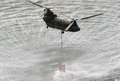 Dos helicópteros han sobrevolado cuatro veces la central de Fukushima y han rociado de agua el reactor 3.