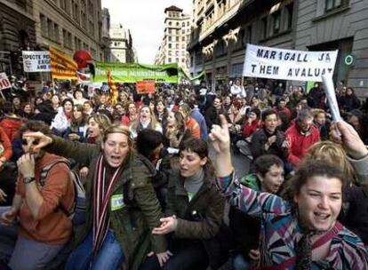 Marcha de docentes y estudiantes, ayer en Barcelona.