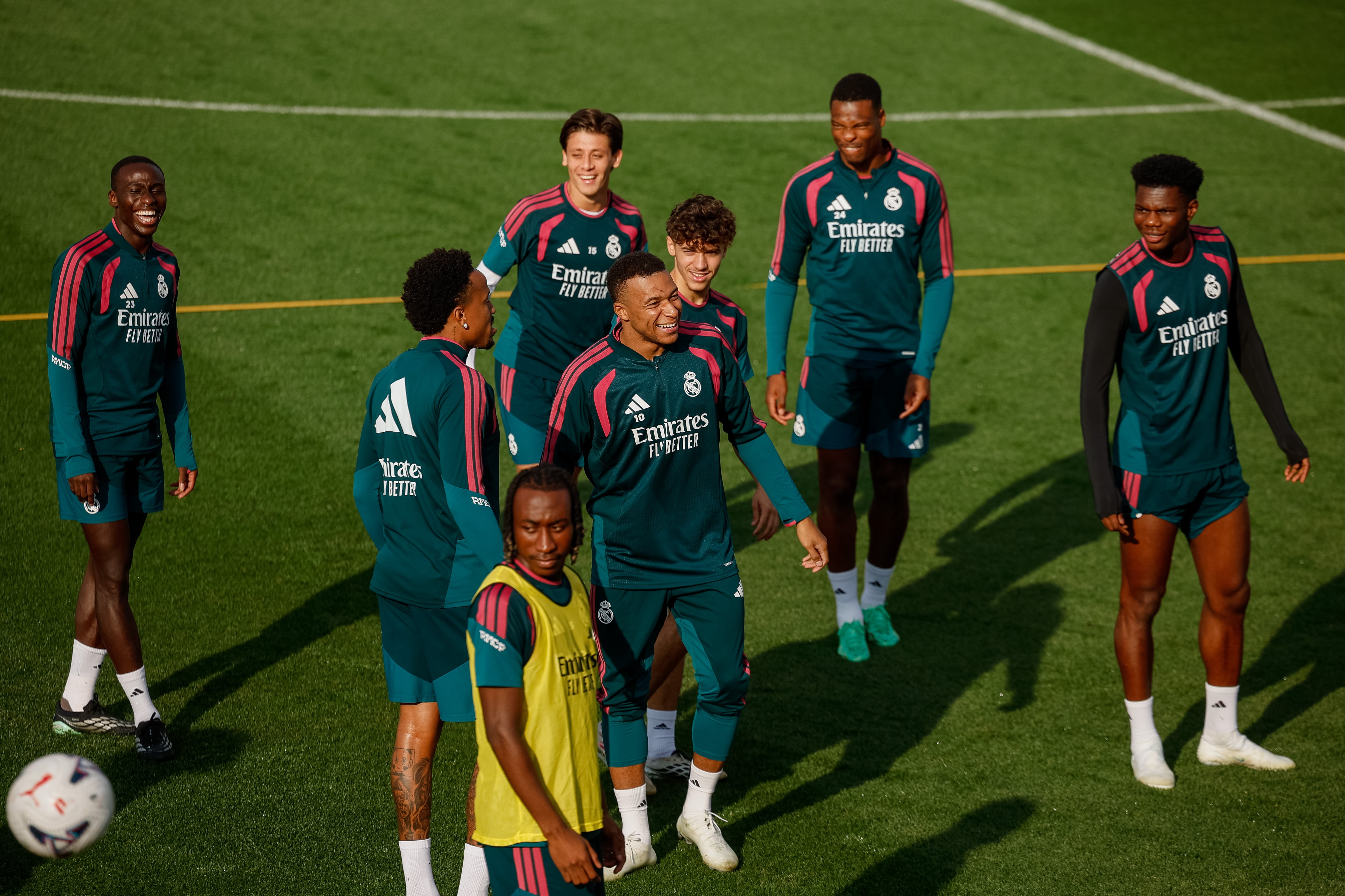 Real Madrid - Sevilla en directo | Endrick estrena titularidad, Valverde ocupa el lateral y Güler vuelve al once