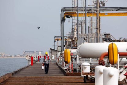 Un trabajador iran&iacute; camina por la plataforma petrol&iacute;fera en el Golfo p&eacute;rsico en marzo de 2017. 