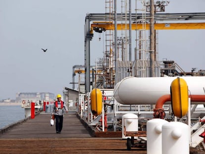 Un trabajador iran&iacute; camina por la plataforma petrol&iacute;fera en el Golfo p&eacute;rsico en marzo de 2017. 