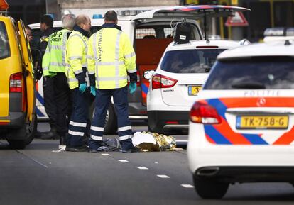 La alarma antiterrorista ha sido elevada en la provincia de Utrecht al máximo nivel (5), en el resto del país continua en 4. Las mezquitas han sido protegidas, y las guarderías, colegios y también la Universidad de Utrecht han cerrado sus puertas. La Policía de Ámsterdam también está en estado de alerta. En la imagen, miembros de los servicios de emergencias atienden a las víctimasen la plaza del 24 de Octubre.