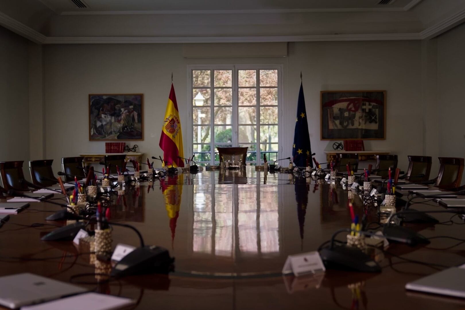 Fotograma de la serie documental 'Moncloa: cuatro estaciones', de la sala del consejo de ministros.