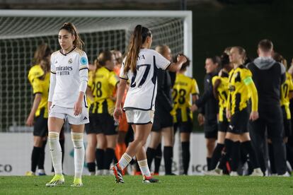 Olga Cardona y Olaya Enrique Rodríguez, al terminar el partido ante el Hacken sueco.