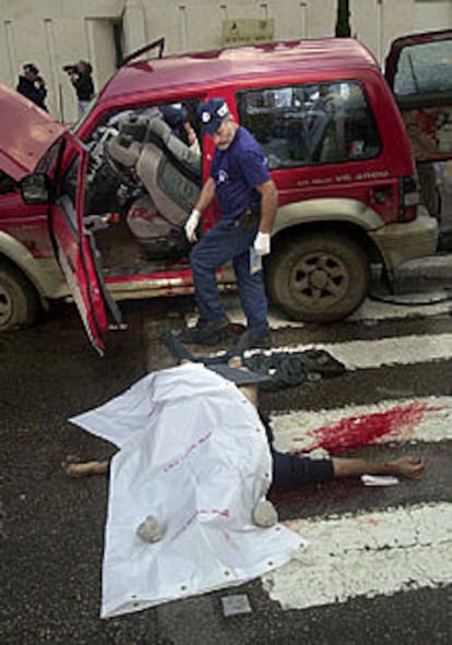 La policía investiga junto al cadáver de uno de los palestinos que ayer mató a tiros a cuatro israelíes en Hadera.