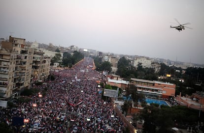 Un helicóptero militar sobrevuelan el Palacio Presidencia donde se encuentra el presidente Mohamed Morsi, 3 de julio de 2013.