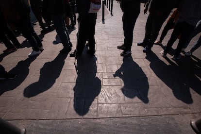 Personas hacen fila para participar en la votación en Ciudad de México.