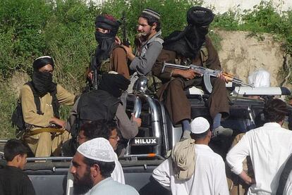 Talibanes armados viajan en un vehículo en Buner, a 100 kilómetros de Islamabad, en 2009.