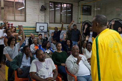 Celso percorre as favelas do Brasil mobilizando novos integrantes.