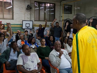 Celso percorre as favelas do Brasil mobilizando novos integrantes.