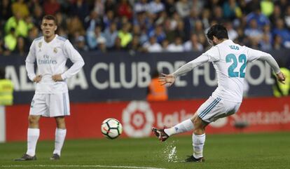 Isco ejecuta el disparo que supuso el 1-0 en La Rosaleda.