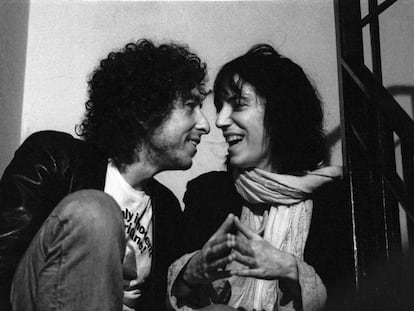 Bob Dylan y Patti Smith conversan en una fiesta en Greenwich Village en 1975.