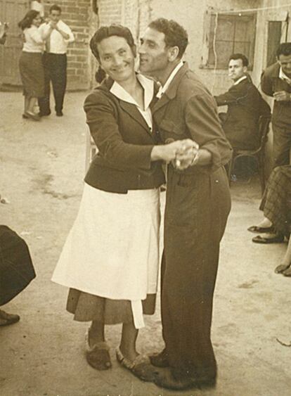 Elisa y Bonifacio bailan en la boda de un familiar en 1955.