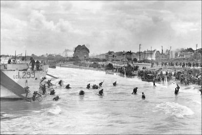 Soldados canadienses de la 9ª Brigada desembarcan con sus bicicletas en la playa de Juno en Bernieres-sur-Mer, el 6 de junio de 1944. En la Operación Overlord, nombre en clave del desembarco de Normandía, participaron soldados estadounidenses, la mayoría, pero también canadienses y británicos y de otras nacionalidades.