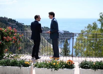 Macron y Trudeau conversan en una postal idílica durante los actos de celebración del G7 Summit en Sicilia.