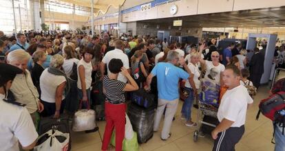Turistas esperan a facturar en el aeropuerto de Sharm el Sheij (Egipto).