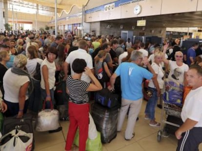 Turistas esperan a facturar en el aeropuerto de Sharm el Sheij (Egipto).  