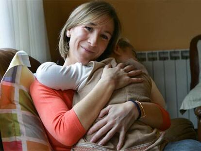 Marta y su hija Alicia, de tres años y enferma de leucemia.