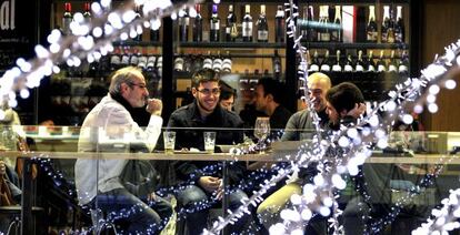 Varias personas cenan en Madrid la vispera de Nochebuena.