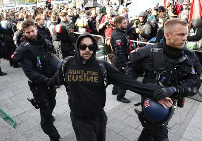 Un activista es detenido por la policía frente a la estación central de Hamburgo. 