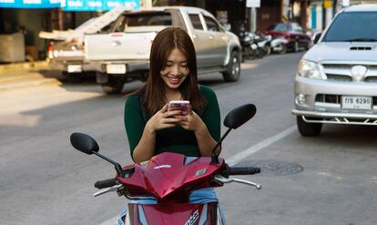 Mulher usa o celular na Tailândia, na última sexta-feira.