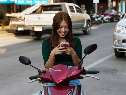 Mulher usa o celular na Tailândia, na última sexta-feira.