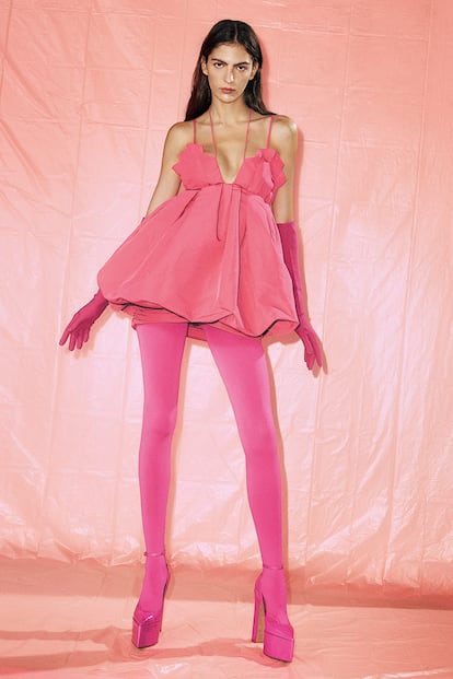 Vestido de Innovation de H&M y medias, guantes y zapatos, todo de Pink PP de VALENTINO.
