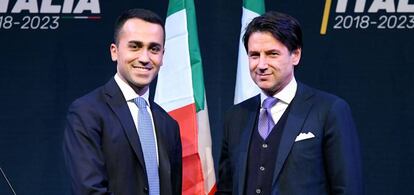 El líder del Movimiento Cinco Estrellas, Luigi Di Maio, estrecha la mano del abogado italiano Giuseppe Conte.