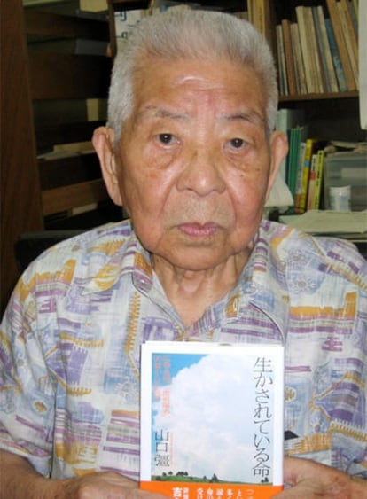 Tsutomu Yamaguchi, 93 años, posa en el Ayuntamiento de Nagasaki.