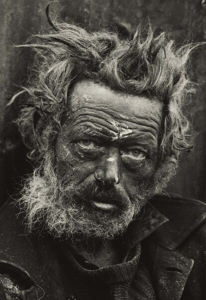 Vagabundo irlandês, Spitalfields, Londres, 1970. O trabalho realizado em tempos de paz compartilha a mesma grandeza estética que caracteriza suas fotografias de guerra e traz à tona o dilema ético que envolve produzir a beleza da tragédia. Assim, o autor britânico sempre foi relutante quanto ao nome de fotógrafo de guerra, pois poderia sugerir que seu nome se baseia no sofrimento dos outros. Ele prefere ser reconhecido como um fotógrafo que passou grande parte de sua vida em diferentes conflitos.