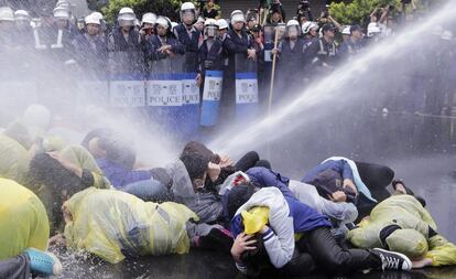 La Policía utiliza un cañón de agua para dispersar a unos manifestantes que protestan por la construcción de una nueva central nuclear, situada frente a la estación ferroviaria en Taipéi.