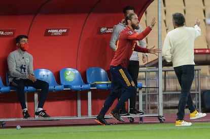Sergio Ramos choca la mano de Luis Enrique antes de salir este miércoles contra Kosovo en Sevilla.