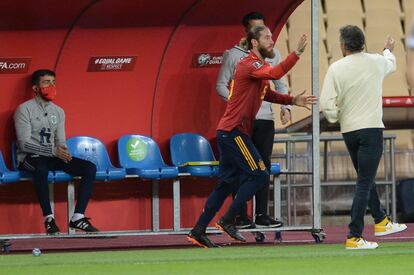 Sergio Ramos choca la mano de Luis Enrique antes de salir este miércoles contra Kosovo en Sevilla.