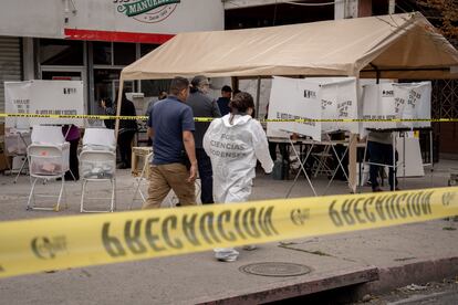 Una perito trabaja junto a una casilla en Tijuana, donde una mujer fue herida con un arma de fuego este domingo por la mañana.