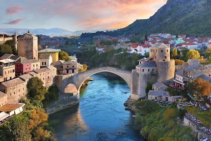 Este Puente Viejo conecta desde 1566 con una altiva curva los barrios de <a href="https://elviajero.elpais.com/elviajero/2018/04/04/actualidad/1522845418_784875.html" target="">Mostar</a> que separaba el río Neretva. Pero se convirtió en un símbolo de la barbarie: en 1993, durante la guerra de Bosnia, el Ejército croata destruyó esta antiquísima obra maestra de la ingeniería. Hoy está restaurado en su antiguo esplendor y vuelve a estar abierto a los clavadistas, que por unos 25 euros, pueden zambullirse desde 20 metros en las frías aguas del río.