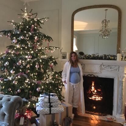 La ex 'spice girl' Geri Horner ha posado junto a su gran árbol de Navidad, cargado de regalos, en la recta final de su embarazo. 