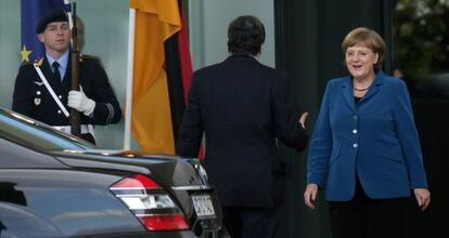La canciller alemana, Angela Merkel, pa&iacute;s miembro del G-7, recibe al presidente de la Comisi&oacute;n, Jos&eacute; Manuel Dur&atilde;o Barroso, este lunes en Berl&iacute;n.